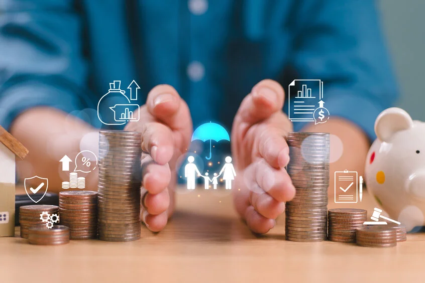 kopa mincí oddelených rukami