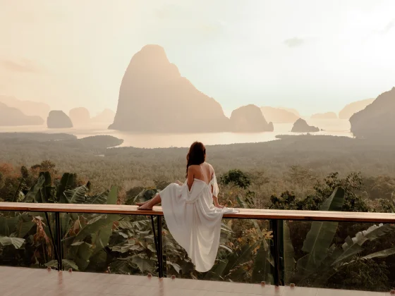 Une femme regardant un montagne.