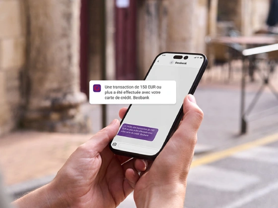 Quelqu'un demande une question à notre chatbot Pixy.