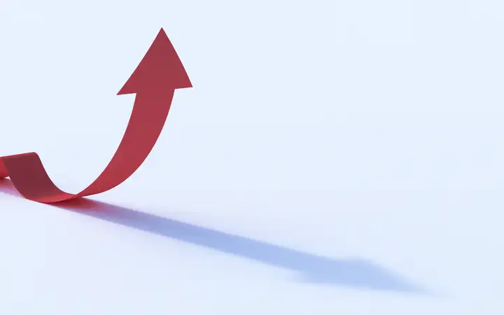 Grafik mit rotem Pfeil, der nach oben weist
